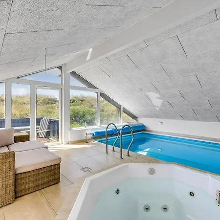 Cozy In With Outdoor Swimming Pool Holiday home
